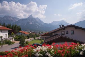 a view of a village with mountains in the background at Appartements Hanni in Ehrwald