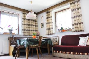 - un salon avec une table et un canapé dans l'établissement Appartements Hanni, à Ehrwald