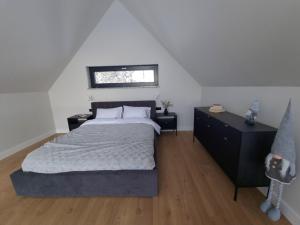 Un dormitorio con una cama grande y una ventana en Green House Jugów 