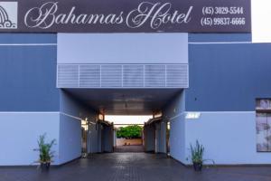 um edifício azul com uma placa que lê balamams hotel em Hotel Bahamas - Foz do Iguacu em Foz do Iguaçu