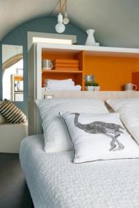 um quarto com uma cama com um pássaro pintado em Les Insolites du vélodrome d'Albert em Albert