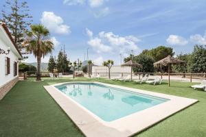 - une piscine au milieu d'une cour dans l'établissement Finca Llano de Fe, à Malaga