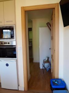 eine Küche mit Kühlschrank und offener Tür in der Unterkunft Estudio con vistas al mar in Moaña