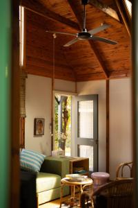 ein Wohnzimmer mit einem Sofa und einem Deckenventilator in der Unterkunft Seahorse Manor, The South Coast Sandcastles in Huskisson