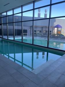 una piscina vacía en un edificio con ventanas en Apto a estrenar en Punta en Punta del Este