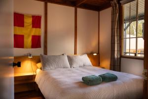 ein Schlafzimmer mit einem Bett mit zwei Kissen darauf in der Unterkunft Seahorse Manor, The South Coast Sandcastles in Huskisson