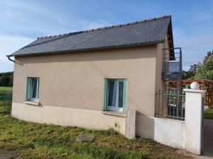 una piccola casa con tetto nero di La Petite Maison à la Campagne a Guer
