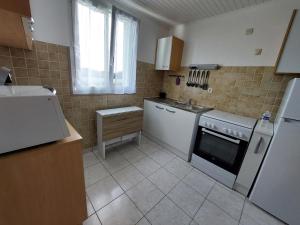 una piccola cucina con lavello e fornello di La Petite Maison à la Campagne a Guer