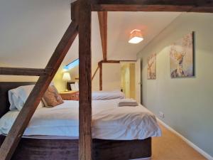 a bedroom with two beds in a room at Barnyard Cottage in Leighton Buzzard