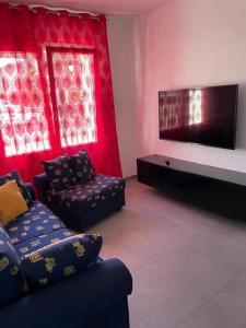 un soggiorno con divano e TV a schermo piatto di Villa Emily appartamento a Ca Tiepolo