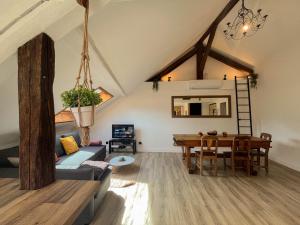 ein Wohnzimmer mit einem Sofa und einem Tisch in der Unterkunft Cocon sous les toits in Albertville