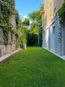 un cortile con erba verde tra due edifici di Triana 35 a Madrid
