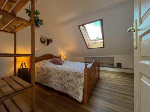 - une chambre avec un lit et une fenêtre dans l'établissement Cocon sous les toits, à Albertville