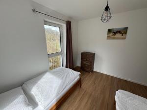 拜爾斯布龍的住宿－Ferienwohnungen Greve，一间卧室设有两张床和窗户。
