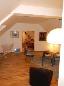un soggiorno arredato con tavolo di L'appartement du Manoir a Gauciel