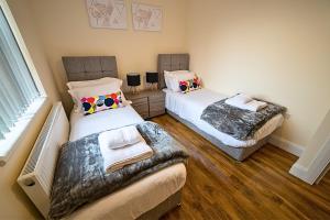 Giường trong phòng chung tại Heathrow RARE find 2 Bedroom plus 2 Bathroom flat - Sleeps 6- Free Parking- Close to Heathrow Terminals-Quiet development