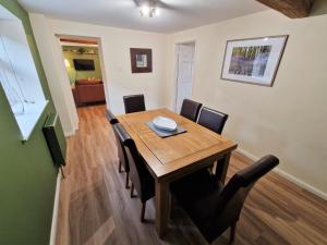 The Mill في ليفتون بوزارد: غرفة طعام مع طاولة وكراسي خشبية