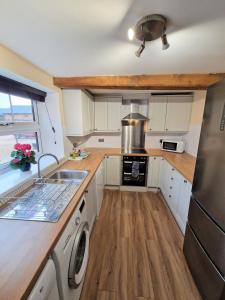 een keuken met een wastafel en een fornuis top oven bij The Mill in Leighton Buzzard