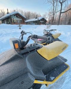 美瑛町Chill Village的雪地车停在雪地里 更多37张照片