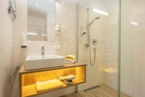 Koupelna v ubytování Hotel-Pension Falkensteiner + 37 fotografií