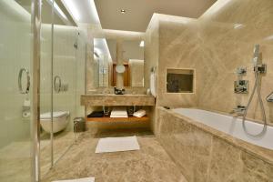 łazienka z wanną, toaletą i umywalką w obiekcie Ommer Hotel Kayseri w mieście Balqash