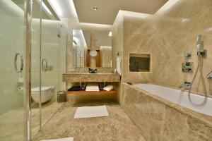 Bathroom sa Ommer Hotel Kayseri