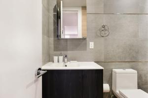 ein Bad mit einem Waschbecken und einem WC in der Unterkunft 1597-7 Luxury Upper East Studio W&D in unit in New York