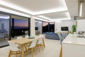 Il dispose d'une cuisine et d'un salon avec une table et des chaises en bois. dans l'établissement Villa Ainara, à Vegas de Tegoyo