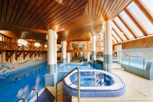 Bazén v ubytování Hotel Belvedere Resort&SPA nebo v jeho okolí