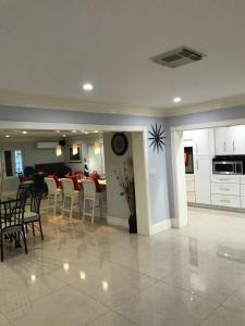 sala de estar con comedor y cocina en Perfect get away from big city life, en Freeport