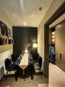 uma sala de jantar com uma mesa e cadeiras pretas em MarQ Luxury Apartment 48 Gym, City Center, Infinity Pool, Netflix em Ho Chi Minh