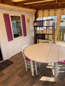 a table and chairs on the porch of a house at Mobil Home 5 personnes - Camping *** Les Ollivaud- in La Baule