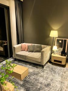 uma sala de estar com um sofá e uma mesa em MarQ Luxury Apartment 48 Gym, City Center, Infinity Pool, Netflix em Ho Chi Minh