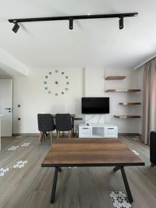 ein Wohnzimmer mit einem Tisch und einem TV in der Unterkunft Zehra Suites Boutique Apartment#6, 300 meters from the sea in Marmaris