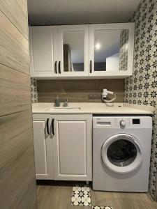 eine Küche mit einer Waschmaschine und einem Waschbecken in der Unterkunft Zehra Suites Boutique Apartment#6, 300 meters from the sea in Marmaris