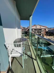 En balkon eller terrasse på Zehra Suites Boutique Apartment#6, 300 meters from the sea