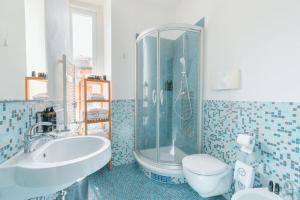 y baño con ducha, lavabo y aseo. en Loft Sterlizia, by R Collection Apartment en Milán