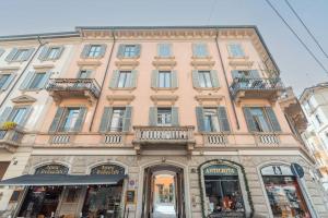 un gran edificio frente a una calle en Loft Sterlizia, by R Collection Apartment en Milán