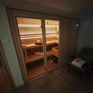 Postel nebo postele na pokoji v ubytování Apartments Gozdni Raj Rogla