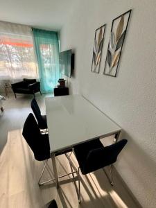 TV a/nebo společenská místnost v ubytování Quiet Lake Apartment