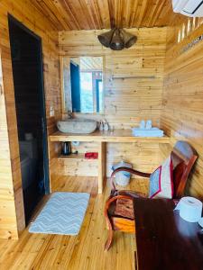 een kamer met een houten cabine en een houten vloer bij Eco Farmer House Sapa in Lao Cai