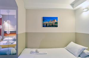 Postel nebo postele na pokoji v ubytování Adonis Hotel Strasbourg