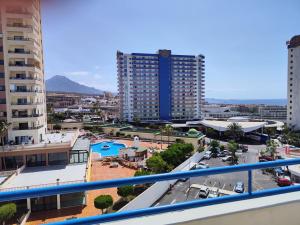 een balkon met uitzicht op de stad bij Olga Paraiso del Sur in Playa Paraiso