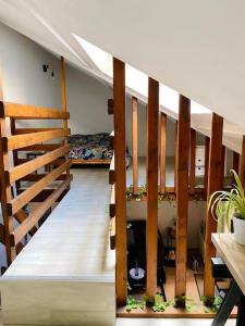 - une chambre avec 2 lits superposés et un escalier dans l'établissement Charmant et paisible duplex à gare Rennes, à Rennes
