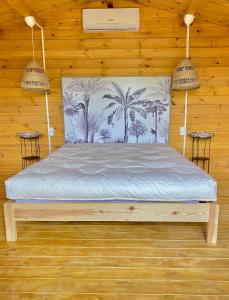 カンディアにあるEudaimonia Wooden Suites Nafplio Kandiaのバスケット2つを掛けた木造の部屋のベッド1台
