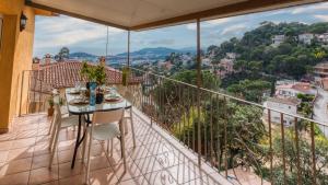uma varanda com uma mesa e cadeiras e uma vista em Costacabana - Villa Marysol em Lloret de Mar