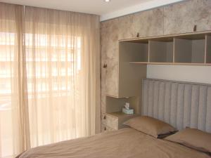 sypialnia z łóżkiem i oknem w obiekcie ACCI Cannes Les Yuccas w Cannes