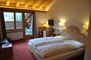 Letto o letti in una camera di Hotel Seraina