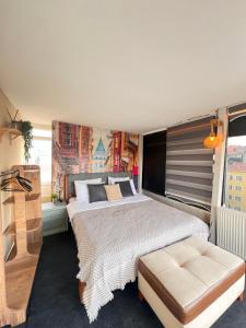 ein Schlafzimmer mit einem großen Bett und einem großen Fenster in der Unterkunft Cozy dublex in city center, 3rd floor in Istanbul