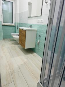 a bathroom with a sink and a tub and a toilet at Rent House Scauri in Minturno